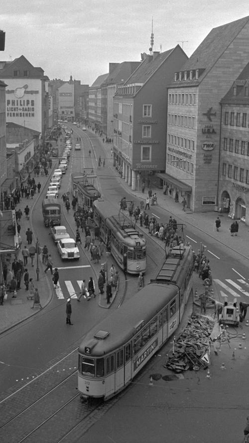 Gestern sah es in der Karolinenstraße noch so aus: Autos und gehetzte Passanten wirr durcheinander. Das Bild wird sich jedoch bald gewandelt haben, wenn die Straße nur Fußgängern gehört. Hier geht es zum Artikel vom 18. Oktober 1966: Autos kreisen ums Geschäftszentrum