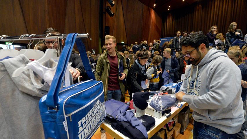 Blaue Uni-Taschen und mehr: Begrüßung der Erstsemester