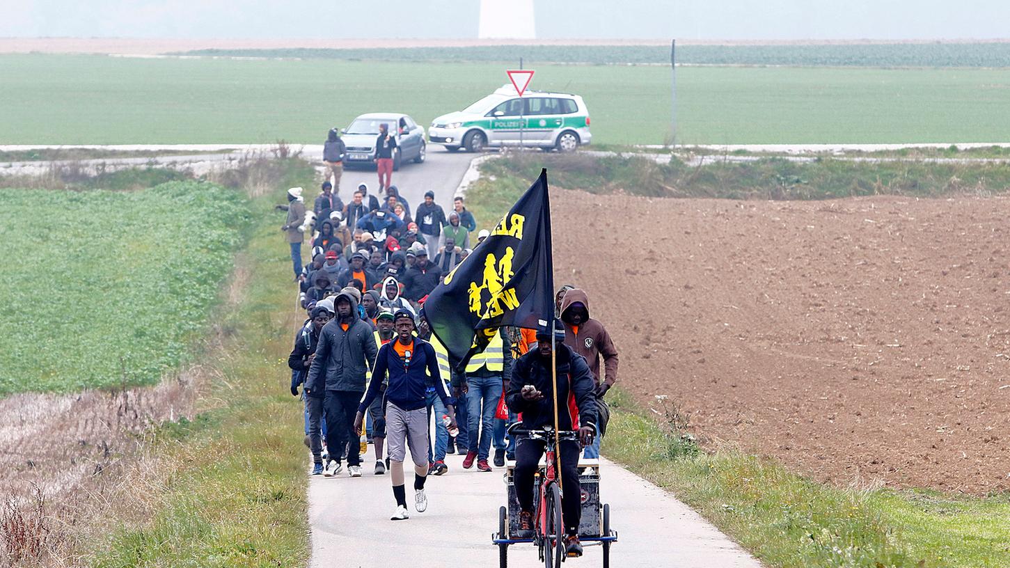 Protestzug: Flüchtlinge marschieren vor dem Bamf auf