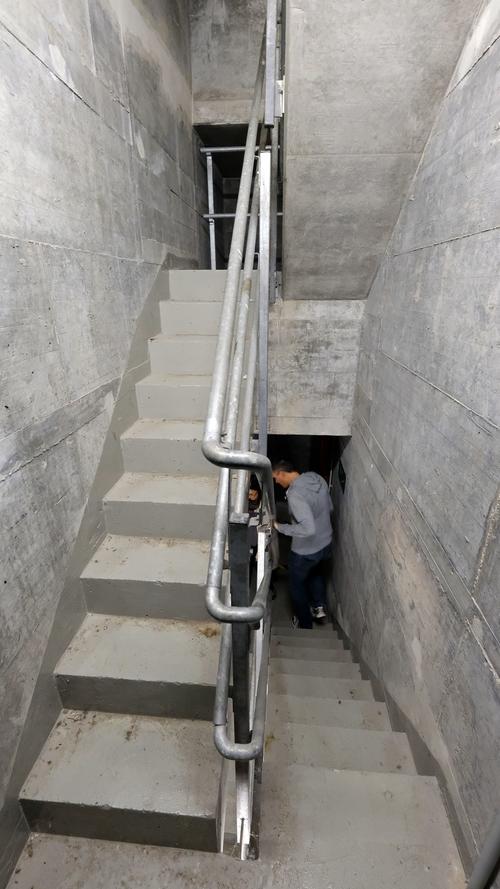 Das Gefühl, dass man weit über 200 Meter Beton über dem Kopf hat, verlässt einen auch im Treppenhaus nicht - Gänsehaut.
