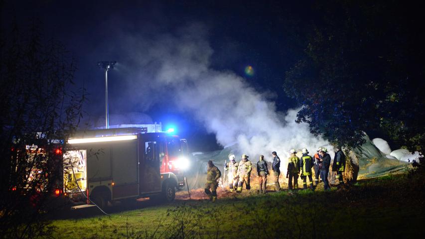 Heuballenbrand beschäftigt Einsatzkräfte in Unterfarrnbach