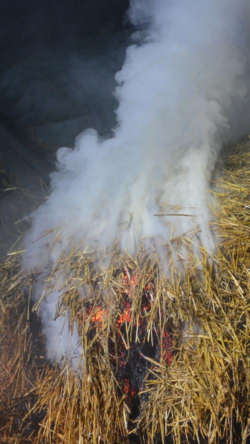 Heuballenbrand beschäftigt Einsatzkräfte in Unterfarrnbach