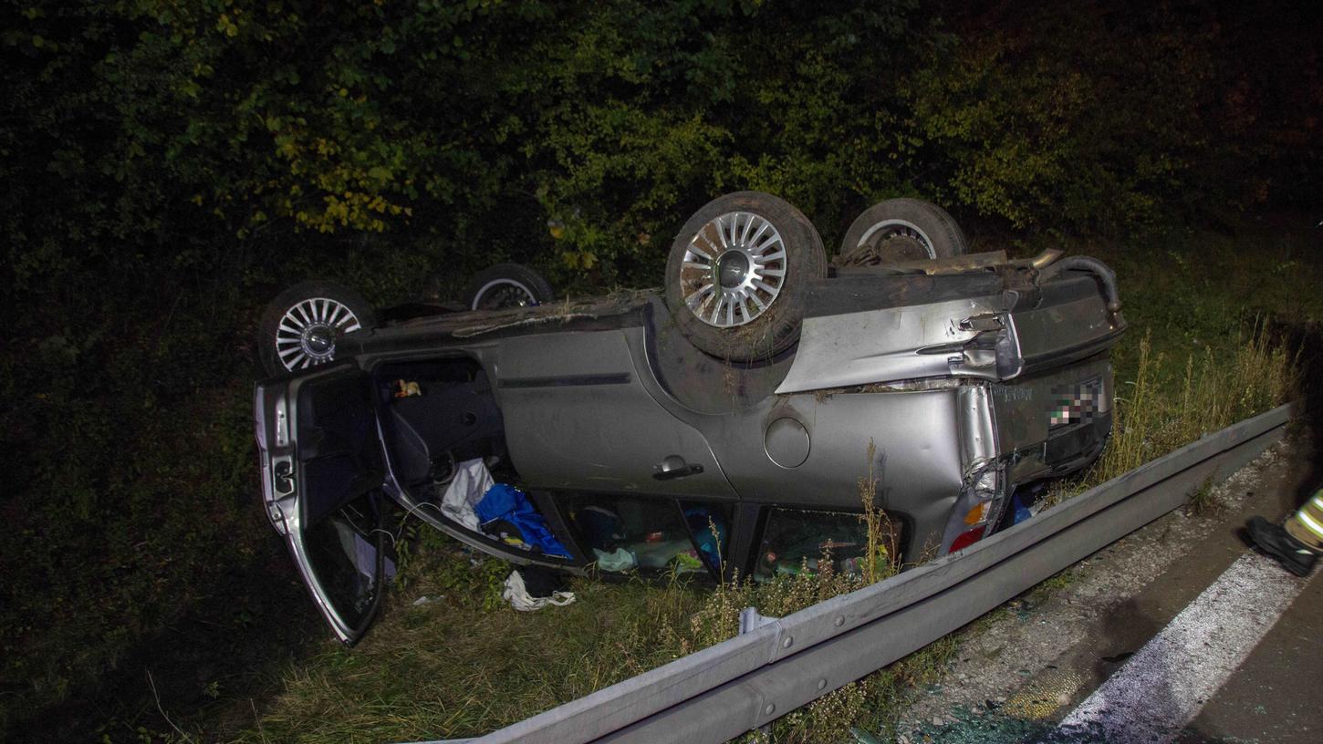 Glück im Unglück hatten auf der A73 Fahrer und Beifahrer eines Fiat - sie kamen nur leicht verletzt ins Krankenhaus.