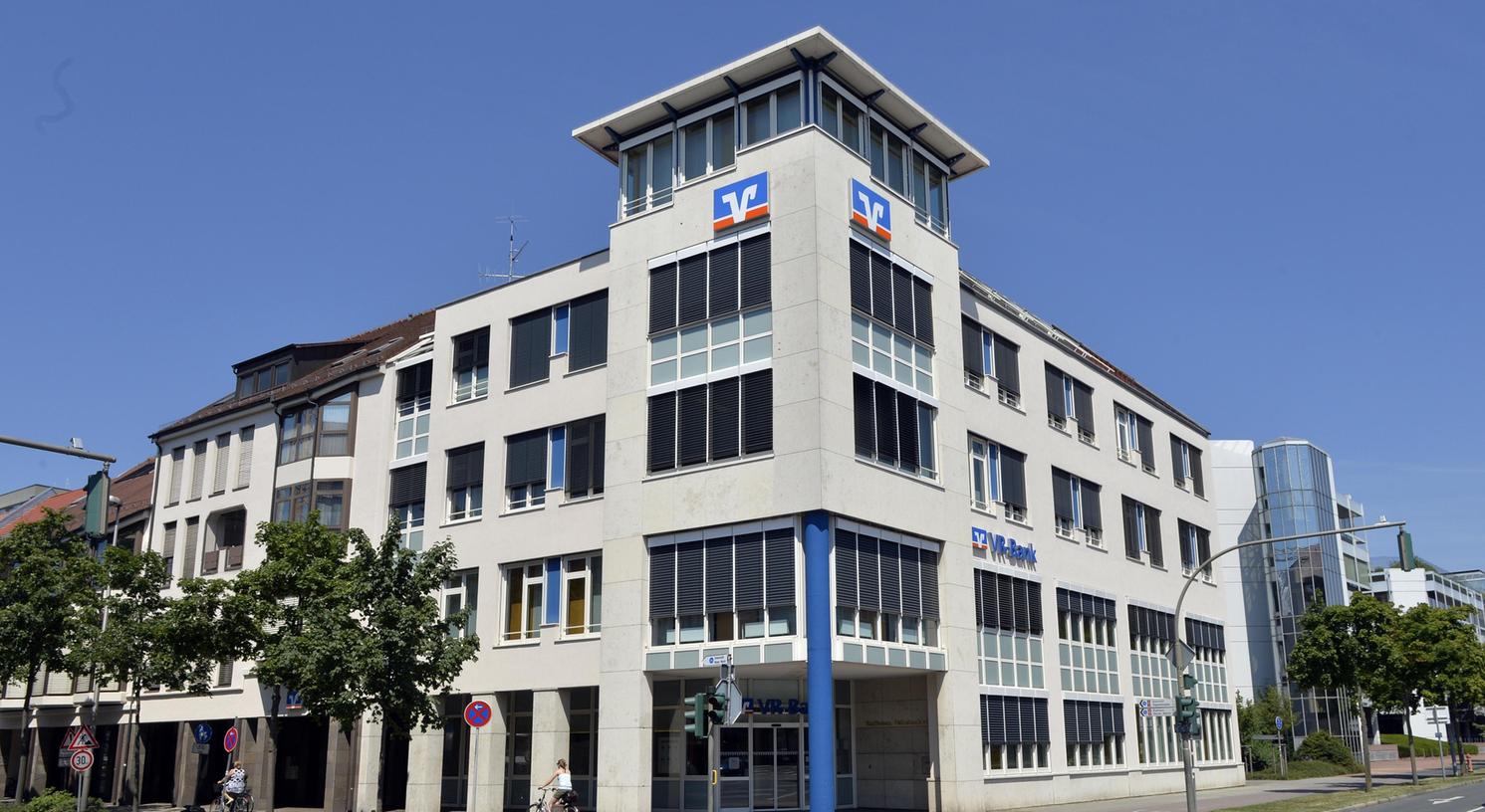 VR-Bank Erlangen und die Vereinigten Raiffeisenbanken Gräfenberg-Forchheim-Eschenau-Heroldsberg tun sich zusammen. VR-Bank Erlangen und die Vereinigten Raiffeisenbanken Gräfenberg-Forchheim-Eschenau-Heroldsberg tun sich zusammen.