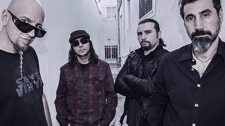Die kalifornische Band System of a Down ist eine absolute Institution im Alternative- und Nu-Metal-Segment. Einmal mehr gastiert die Truppe, deren Songs mit aggressiven und sanften Passagen gespickt sind, bei Rock im Park. Die kalifornische Band System of a Down ist eine absolute Institution im Alternative- und Nu-Metal-Segment. Einmal mehr gastiert die Truppe, deren Songs mit aggressiven und sanften Passagen gespickt sind, bei Rock im Park.
