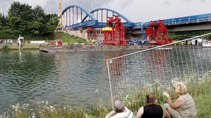 Kanalüberquerung auf schwimmenden Stützen: Schaulustige verfolgten das Spektakel vom anderen Ufer aus. Die Konstruktion wurde erst geschoben, dann gezogen. Kanalüberquerung auf schwimmenden Stützen: Schaulustige verfolgten das Spektakel vom anderen Ufer aus. Die Konstruktion wurde erst geschoben, dann gezogen.