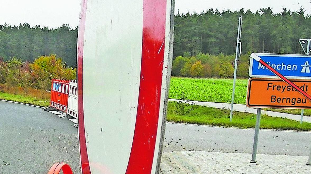 Die Staatsstraße bei Berngau ist derzeit gesperrt. Grund: Es wird eine Linksabbiegespur eingerichtet und die schadhafte Fahrbahndecke wird erneuert.