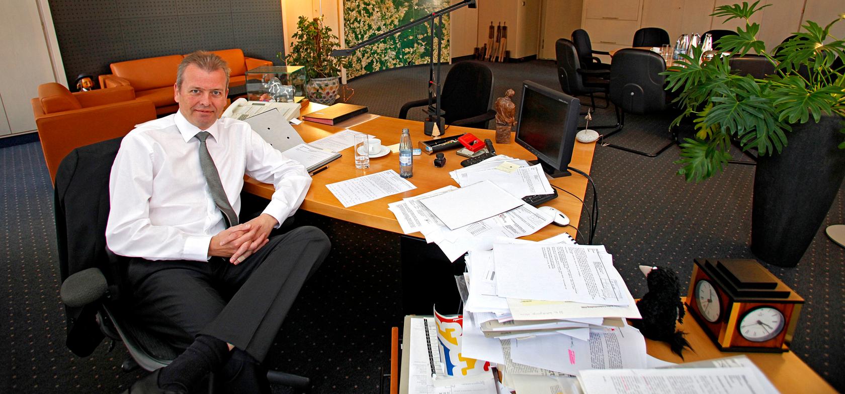 Nürnbergs Oberbürgermeister Ulrich Maly in seinem Büro im Historischen Rathaus. Durch die Tür hinten kam am Dienstag ein aufgebrachter Mann in sein Dienstzimmer gestürmt.