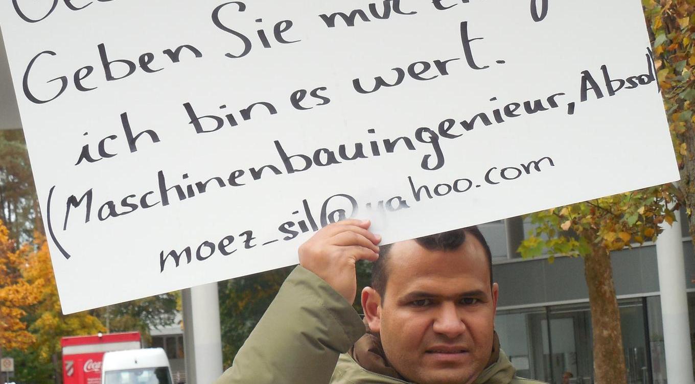 Mit Plakat auf ungewöhnlicher Jobsuche in Erlangen