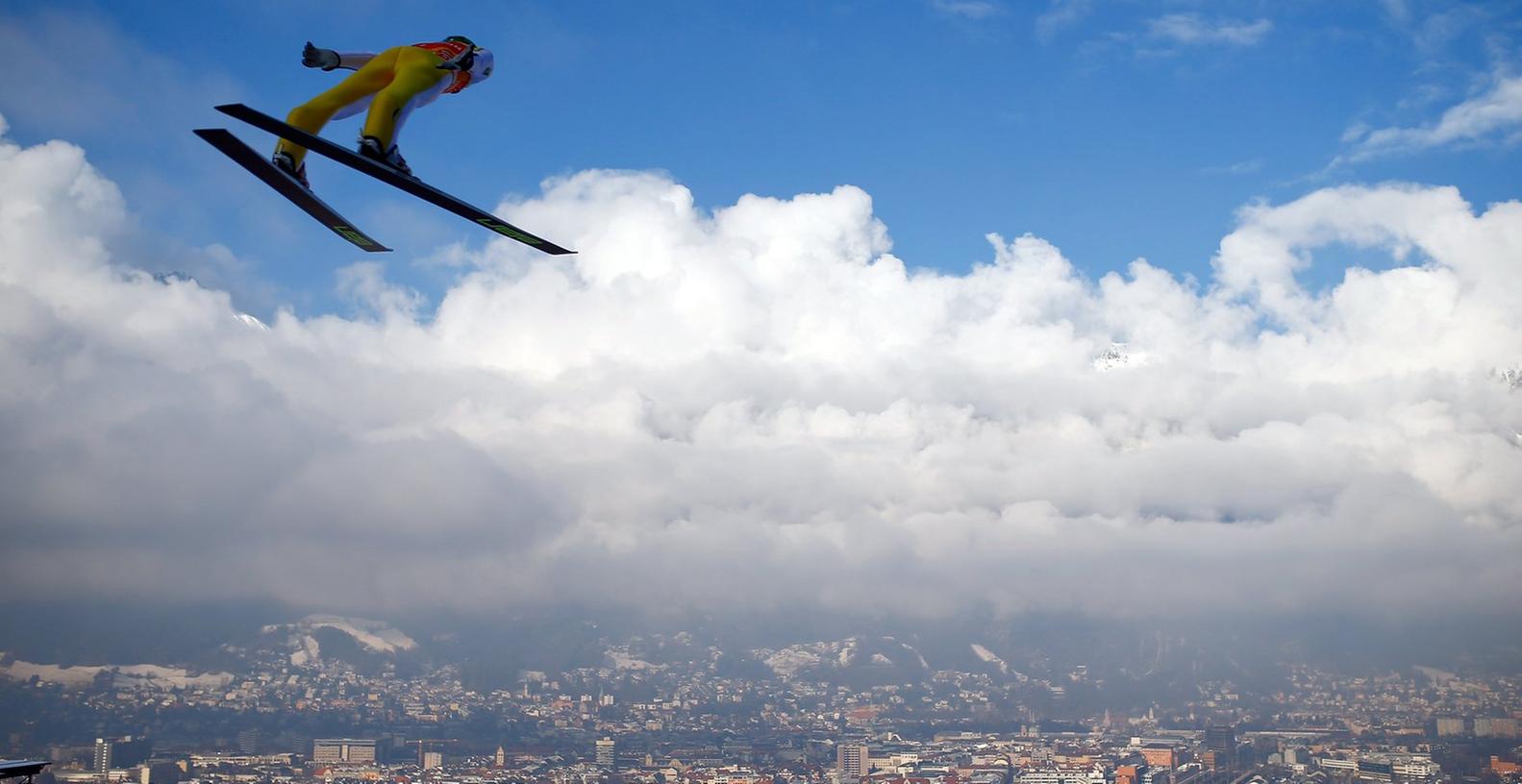 Die einmalige Aussicht der Innsbrucker Skisprungschanze könnten Sportler 2026 auch bei Olympia genießen.