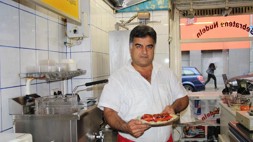 "Mein Laden ist berühmt für Falafel", erzählt Sernan Alani stolz. Seit 2003 betreibt der 51-Jährige das Falafel-Lokal Sumer in der Brunnengasse. Natürlich hat er neben den fritierten Kichererbsenbällchen auch den klassischen Döner im Angebot. Doch der spielt hier nur die zweite Geige - schmeckt aber natürlich trotzdem hervorragend.