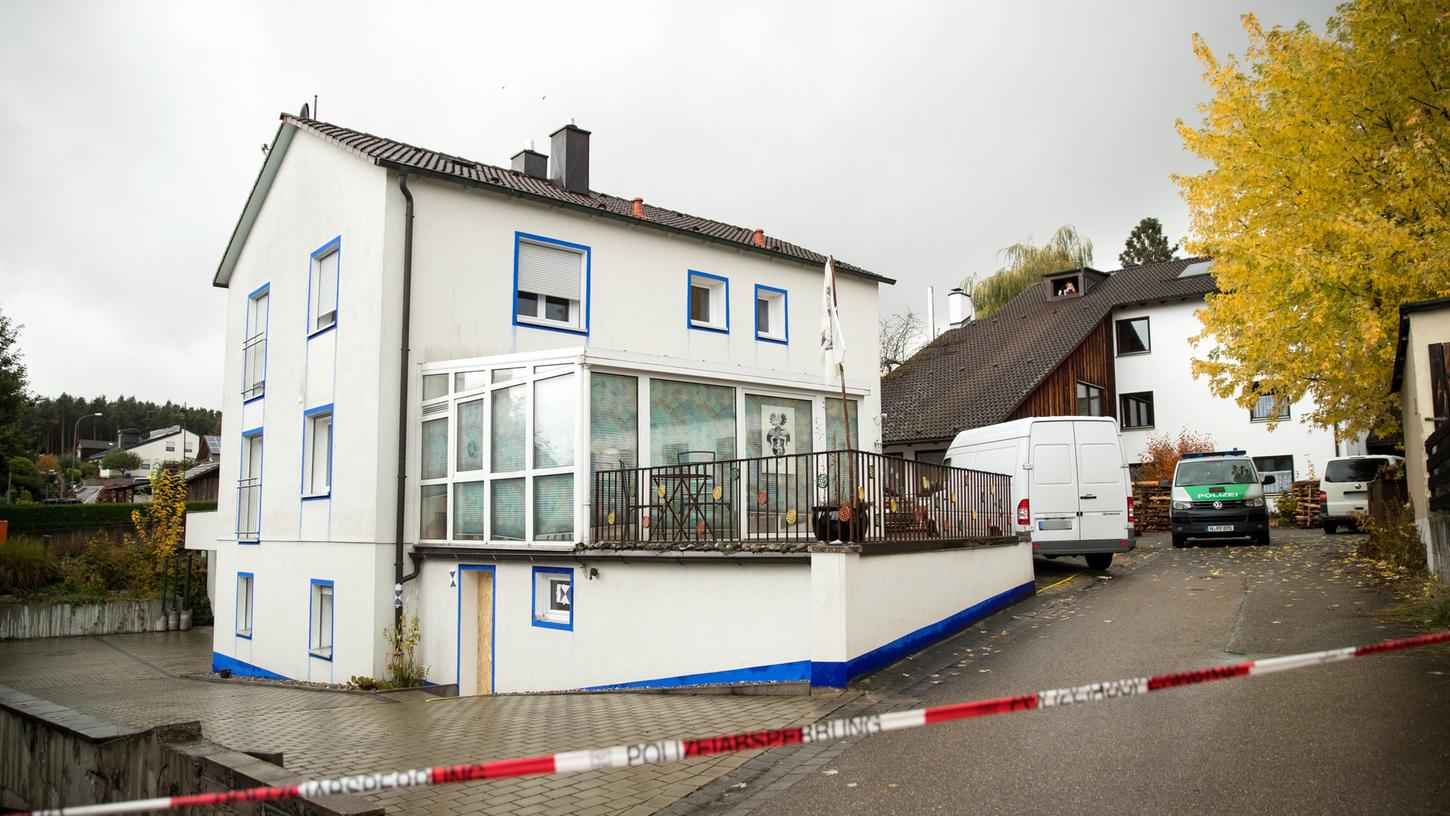 In diesem Haus hat der 49-jährige "Reichsbürger" bei einer Razzia am Mittwoch vier Polizisten angeschossen.
