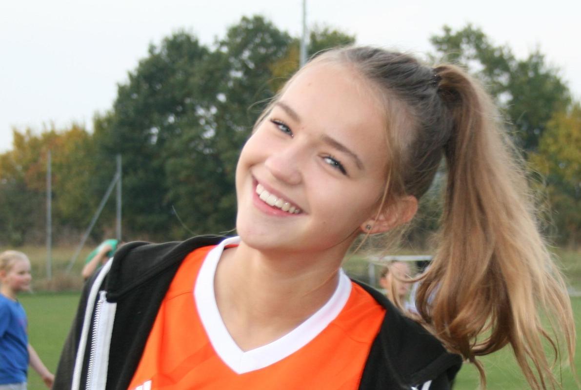 Mathilde (14) hat sichtlich Spaß beim Fußballtraining.