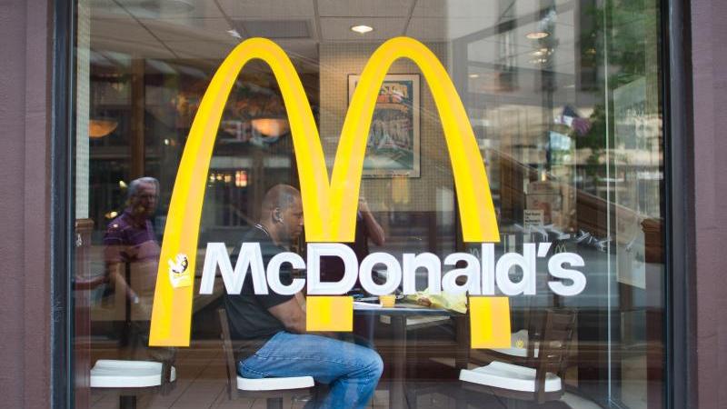Im Kampf um die Fast-Food-Kundschaft beschreitet McDonald's neue Wege.