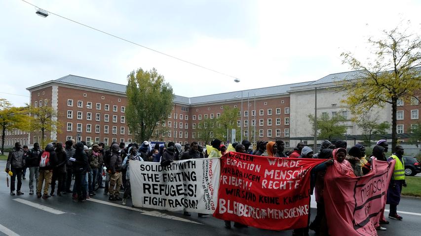 Demo im Nürnberger Süden: Flüchtlinge ziehen durch die Stadt