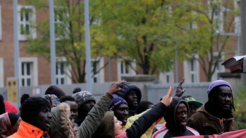 Demo im Nürnberger Süden: Flüchtlinge ziehen durch die Stadt