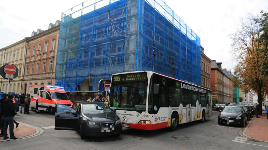 Trotz Vollbremsung: Bus fährt frontal in Kleinwagen