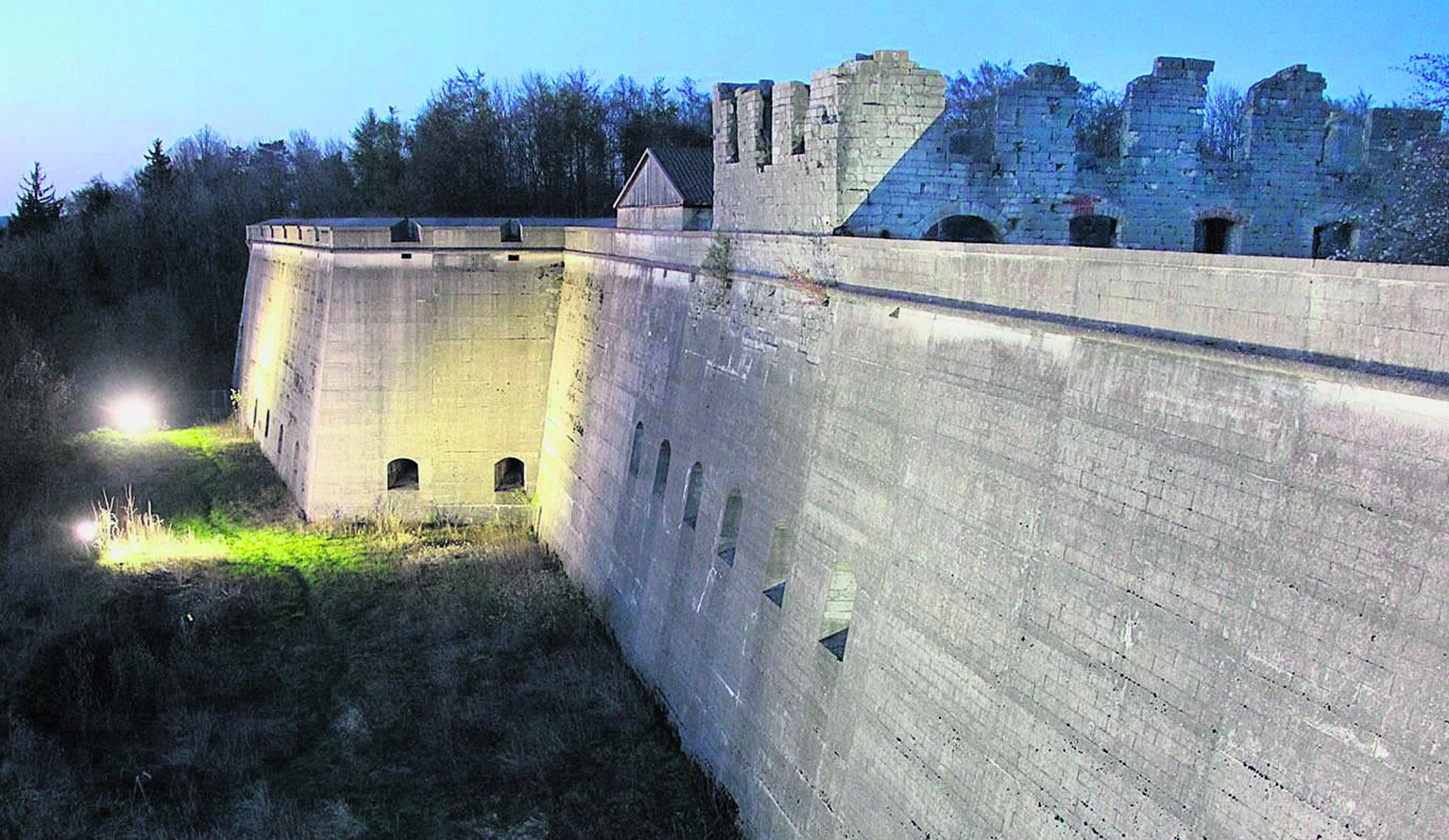 Nicht nur heute fallen Kasernen Sparzwängen zum Opfer. Die Festungsruine Rothenberg bei Schnaittach ereilte dieses Schicksal schon vor über 150 Jahren. 1838 verkaufte das bayerische Kriegsministerium das gesamte Inventar und ließ die Festung verfallen. Zuvor war der Rothenberg ein Bollwerk der bayerischen Enklave Schnaittach gegen die fränkischen Begehrlichkeiten rundum.
