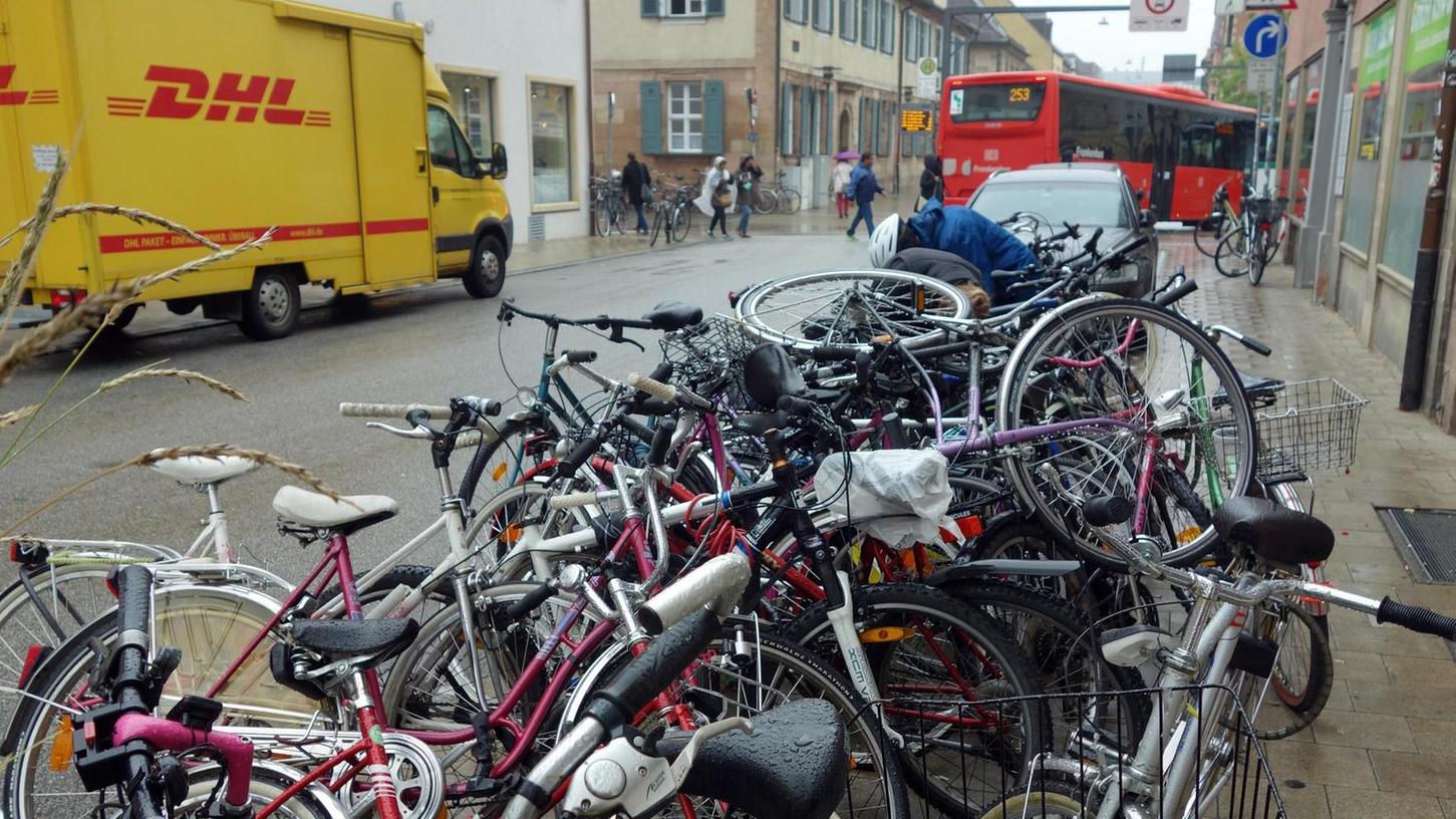 Chaotische Fahrrad-Abstellpraxis in Erlangen