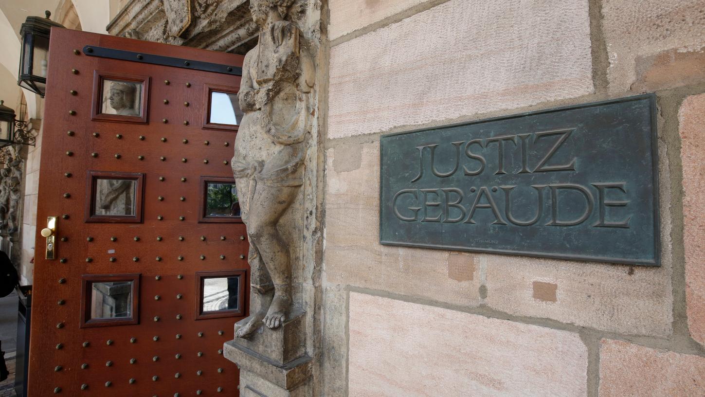 Das Landgericht Nürnberg-Fürth wies am Mittwoch eine Klage des 79-Jährigen gegen den Journalisten Ulrich Chaussy ab.