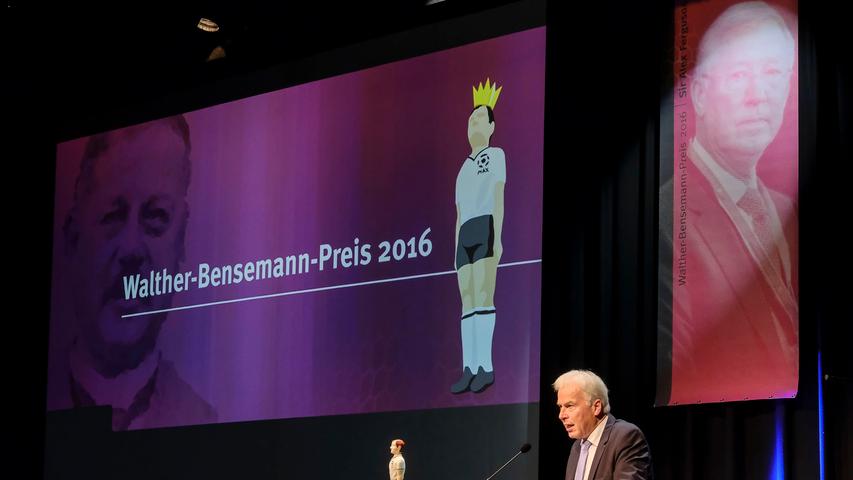 Kicker-Herausgeber Rainer Holzschuh hielt eine Laudatio auf Manchester Uniteds Trainer-Legende Sir Alex Ferguson, den Preisträger des Walther-Bensemann-Preises 2016.