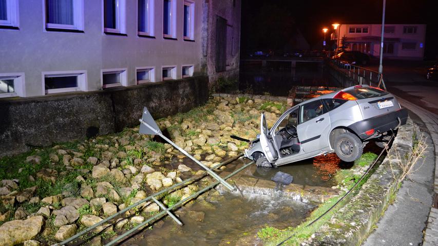 Auto landet im Stelzenbach: Mann war nicht mehr fahrtüchtig