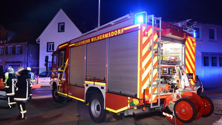 Eine Fahrt in der Nacht aus Samstag endete für einen Mann, seine Begleiter und ihr Auto im Stelzenbach in Wilhermsdorf. Der Fahrer war eindeutig nicht mehr fahrtüchtig, drei Personen wurden leicht verletzt.