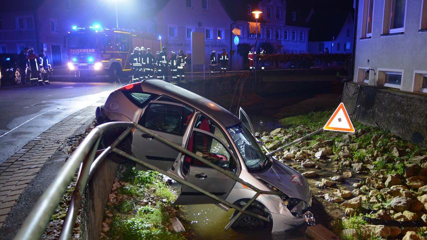 Eine Fahrt in der Nacht aus Samstag endete für einen Mann, seine Begleiter und ihr Auto im Stelzenbach in Wilhermsdorf. Der Fahrer war eindeutig nicht mehr fahrtüchtig, drei Personen wurden leicht verletzt.