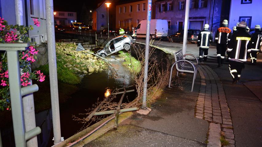 Eine Fahrt in der Nacht aus Samstag endete für einen Mann, seine Begleiter und ihr Auto im Stelzenbach in Wilhermsdorf. Der Fahrer war eindeutig nicht mehr fahrtüchtig, drei Personen wurden leicht verletzt.
