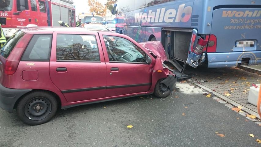 Kollision in Langenzenn: Fiat kracht gegen parkenden Bus