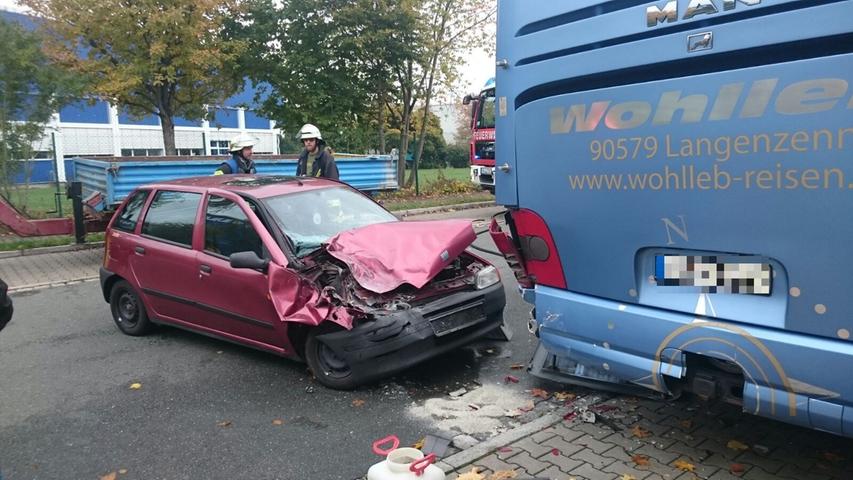 Kollision in Langenzenn: Fiat kracht gegen parkenden Bus