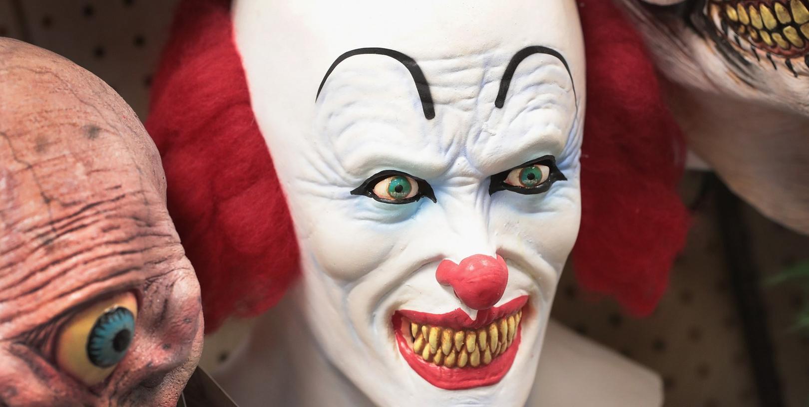 Immer mehr Menschen verkleiden sich als Clown und verbreiten dann Angst und Schrecken. Immer mehr Menschen verkleiden sich als Clown und verbreiten dann Angst und Schrecken.