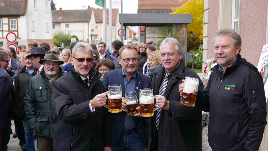 Ein Prosit auf die bestens funktionierende Kommunale Allianz bringen die Bürgermeister Roland Schmidt, Wolfgang Schmidt, Klaus Meier und Gerhard Eichner (v. l.) aus.