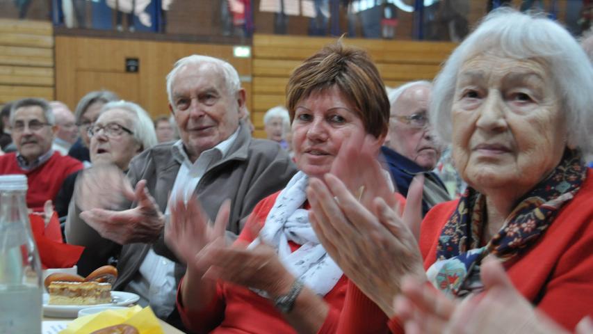 Zu einem vergnüglichen Nachmittag hatte die Stadt rund 400 Seniorinnen und Senioren aus Höchstadt und den Ortsteilen eingeladen. Sie erwartete ein buntes Programm.