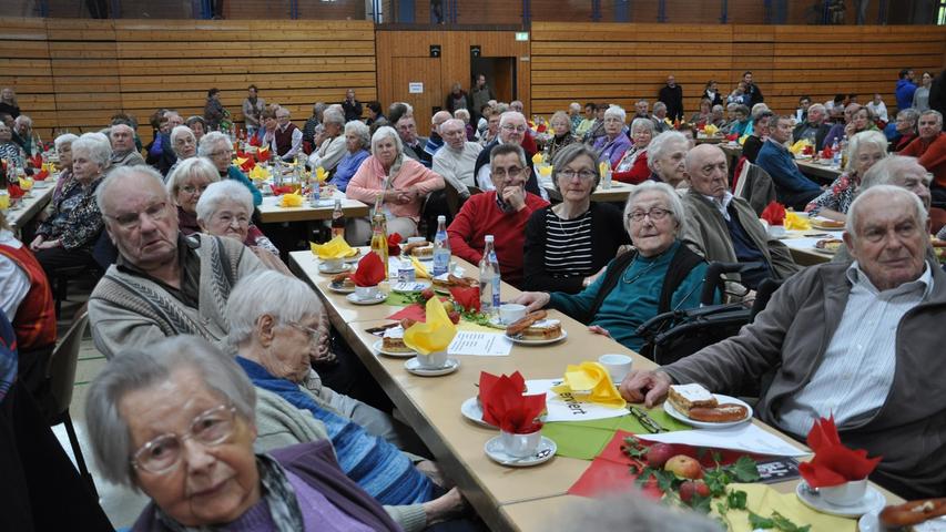 Zu einem vergnüglichen Nachmittag hatte die Stadt rund 400 Seniorinnen und Senioren aus Höchstadt und den Ortsteilen eingeladen. Sie erwartete ein buntes Programm.