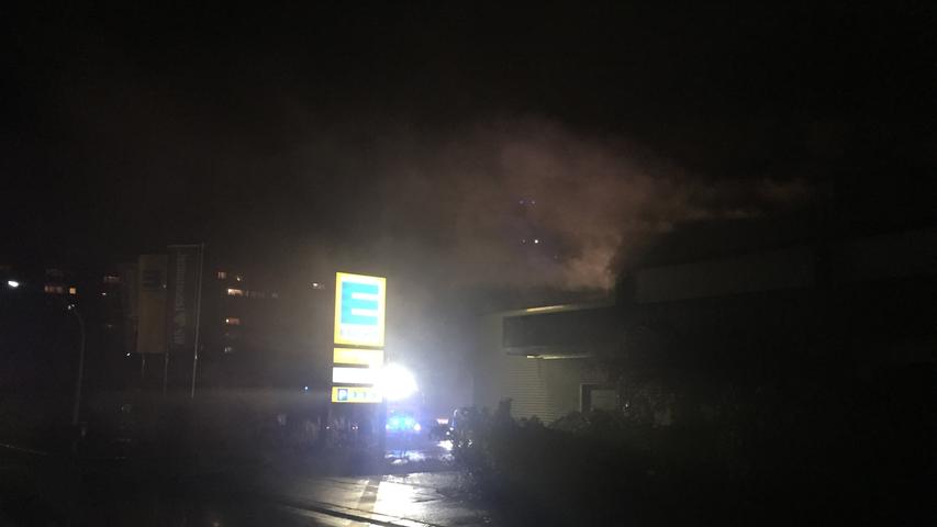 Feuerwehr löscht Brand in Hofer Supermarkt