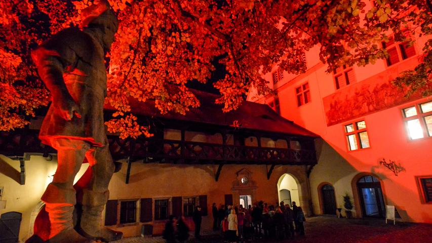 In rotes Licht getaucht war die Rother Innenstadt beim "AbendRoth".