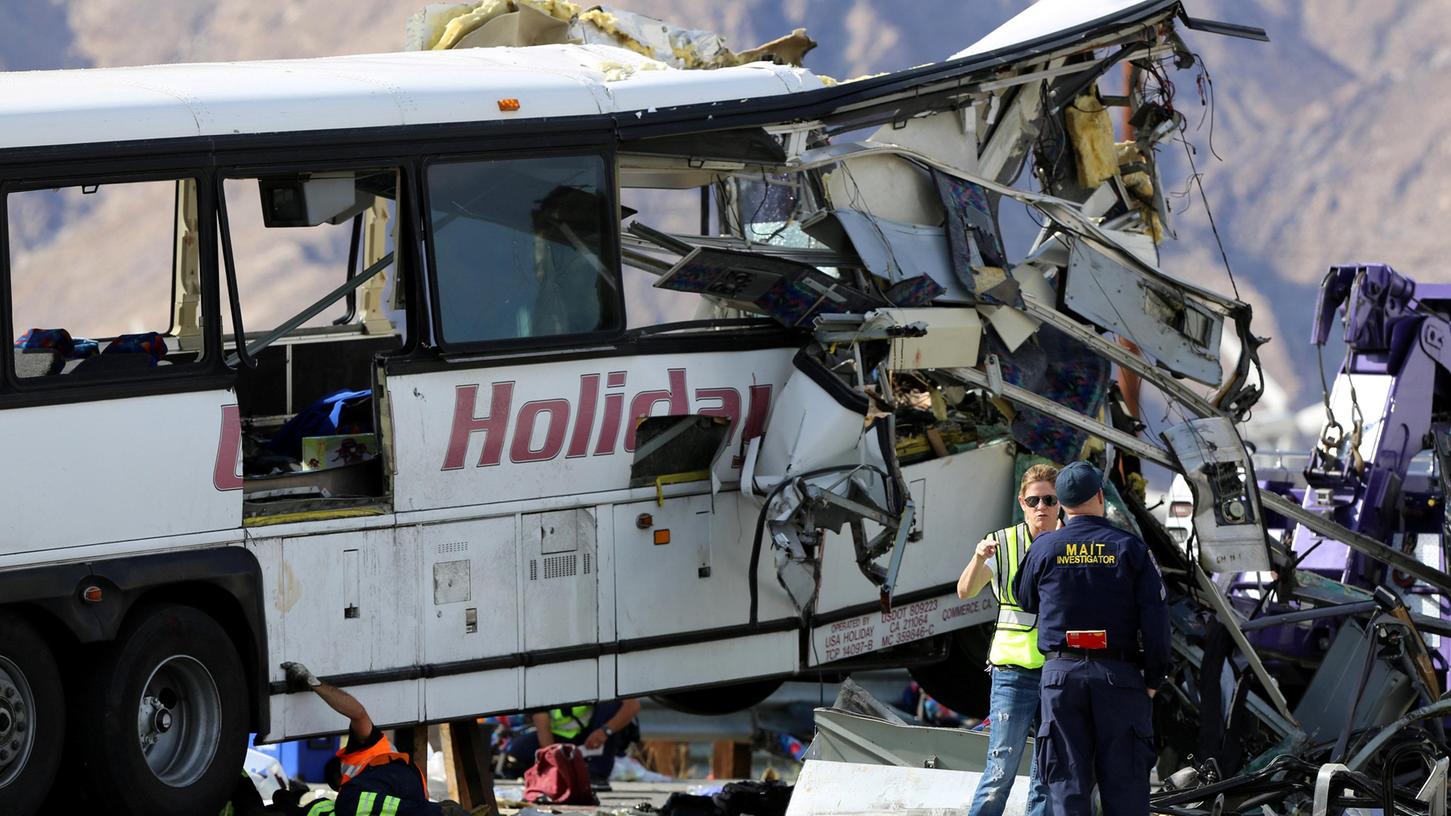 Mehrere Menschen wurden bei einem Busunfall in den USA verletzt, einige verloren sogar ihr Leben. Einsatzkräfte beseitigen die Teile des Unfallwagens in Palm Springs.