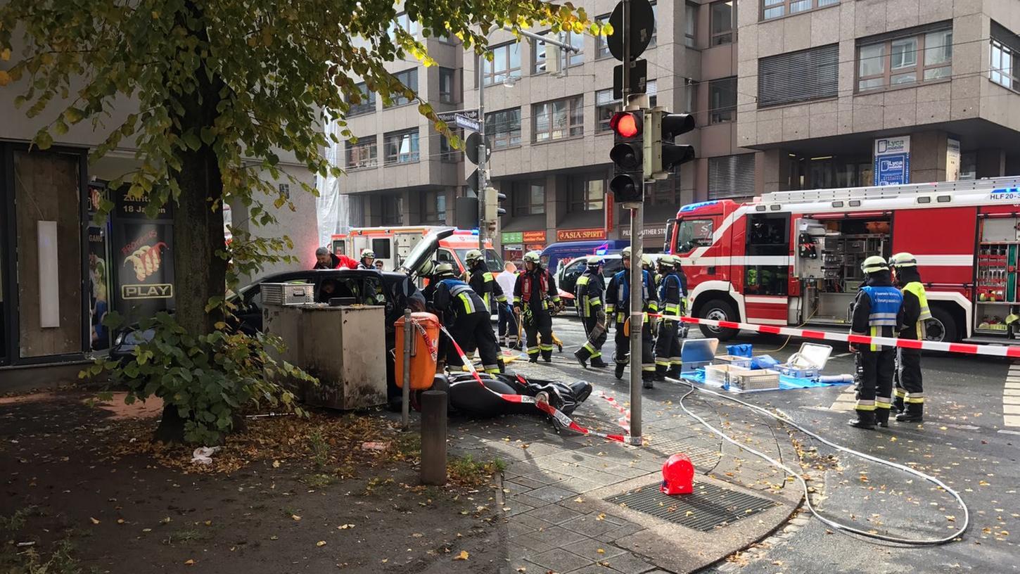 Das Auto wurde in der Pillenreuther Straße durch den Aufprall mit der Straßenbahn über einen Gehweg und gegen eine Hausmauer geschleudert.