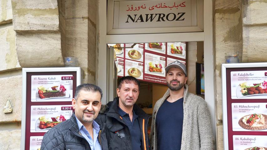 Wer richtig leckere irakische Küche probieren will, der geht ins "Nawroz" am Petra-Kelly-Platz in Gostenhof. Das wissen auch Kazem (37, Mitte) und Aras (35, rechts). Für einen saftigen Lammspieß fährt Aras gerne aus Erlangen nach Nürnberg: "Das Essen ist gut, der Service ist total freundlich und der Laden ist sauber und modern", schwärmt der 35-Jährige. Wirt Mohamed (36, links) führt das "Nawroz" seit zwei Jahren. Erst kürzlich wurde das Restaurant komplett renoviert. Die besondere Spezialität: Lammfleisch in jeglicher Form. Aber auch Vegetarier müssen nicht hungern - das "Nawroz" serviert auch Haloumi und Falafel in frisch gebackenem Tanurbrot. Wer richtig leckere irakische Küche probieren will, der geht ins "Nawroz" am Petra-Kelly-Platz in Gostenhof. Das wissen auch Kazem (37, Mitte) und Aras (35, rechts). Für einen saftigen Lammspieß fährt Aras gerne aus Erlangen nach Nürnberg: "Das Essen ist gut, der Service ist total freundlich und der Laden ist sauber und modern", schwärmt der 35-Jährige. Wirt Mohamed (36, links) führt das "Nawroz" seit zwei Jahren. Erst kürzlich wurde das Restaurant komplett renoviert. Die besondere Spezialität: Lammfleisch in jeglicher Form. Aber auch Vegetarier müssen nicht hungern - das "Nawroz" serviert auch Haloumi und Falafel in frisch gebackenem Tanurbrot.
