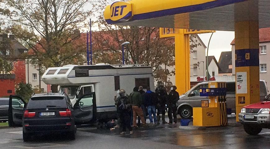SEK-Einsatz in Forchheim. 	Spezialeinsatzkräfte nahmen einen Mann an der Jet-Tankstelle in Forchheim fest. Die Festnahme: nur Teil eines Groß-Einsatzes im Zusammenhang mit der sogenannten "Reichsbürger"-Bewegung.