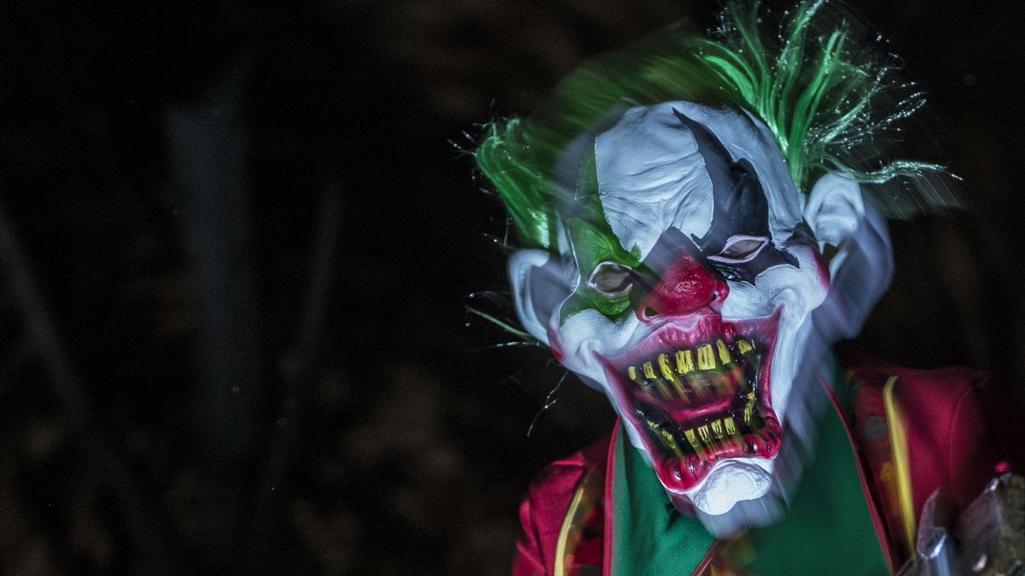 Zweifelhafter Trend: Immer wieder erschrecken Menschen mit Horror-Clown-Masken arglose Passanten.