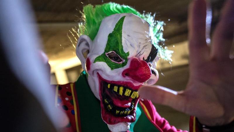 Berlin: 14-Jähriger sticht Horror-Clown nieder