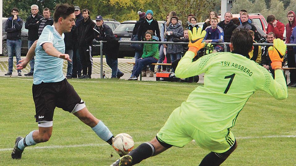 Das Ellinger 1:0 beim Topspiel der Kreisklasse West in Absberg: Raffael Rill brachte die TSG in dieser Szene in Führung. Am Ende standen ein 3:2-Auswärtserfolg für den Tabellenzweiten und die erste Niederlage für den Spitzenreiter. Das Ellinger 1:0 beim Topspiel der Kreisklasse West in Absberg: Raffael Rill brachte die TSG in dieser Szene in Führung. Am Ende standen ein 3:2-Auswärtserfolg für den Tabellenzweiten und die erste Niederlage für den Spitzenreiter.