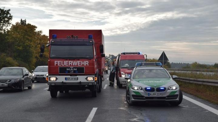 Lkw kracht auf A9 nach Kollision mit Auto in Leitplanke
