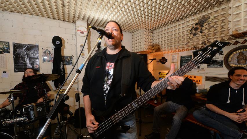 Seit 15 Jahren probt Bassist Stefan Carl (Mitte) im Färbertorbunker, aktuell mit seiner Heavy-Metal-Band Screaming Skull.