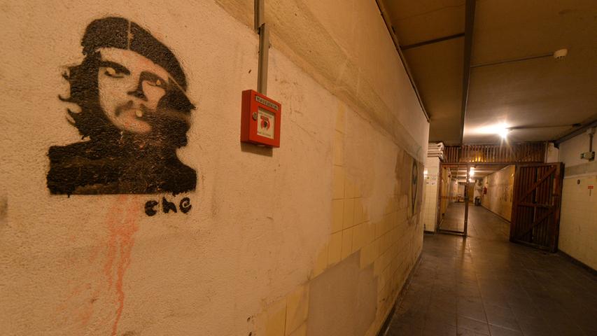 An den Wänden und Flie­sen des etwa 70 Meter lan­gen Bunkerganges wur­den in den vergangenen 30 Jahren so manche Pop-Größen verewigt. Dazu gehören etwa Revoluzzer Che Guevara,...