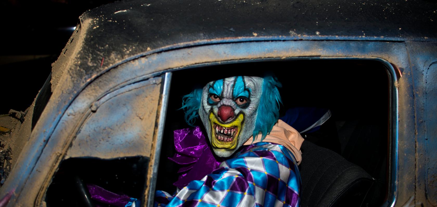 Immer mehr Menschen verkleiden sich als Clown und verbreiten dann Angst und Schrecken. Die Polizei warnt: Dieser schlechte Scherz kann strafrechtliche Konsequenzen haben.