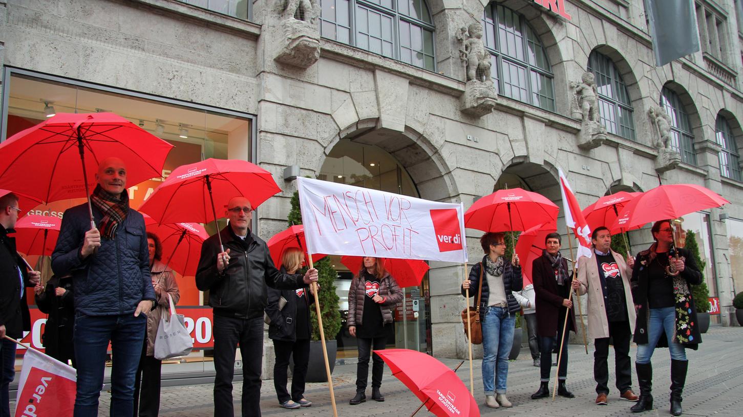 Die Gewerkschaft Verdi rief vor dem Wöhrl-Haupthaus am Ludwigsplatz zur Protestaktion auf.