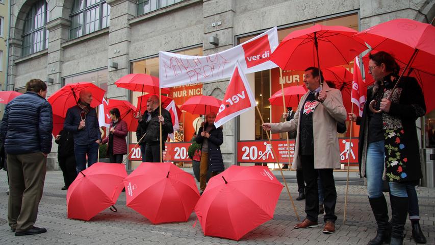 Gegen geplanten Stellenabbau: Demo vor Wöhrl in Nürnberg